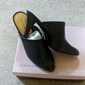 NWOT BLACK MULES BY BANDOLINO